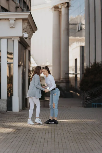 Duas Jovens Mulheres Uma Calçada Conversando Umas Com Outras — Fotografia de Stock