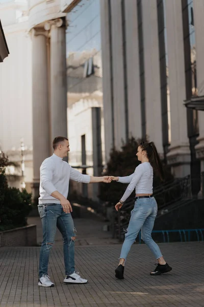 Красивая Пара Танцует Вместе Веселится Центре Города Белых Нарядах — стоковое фото