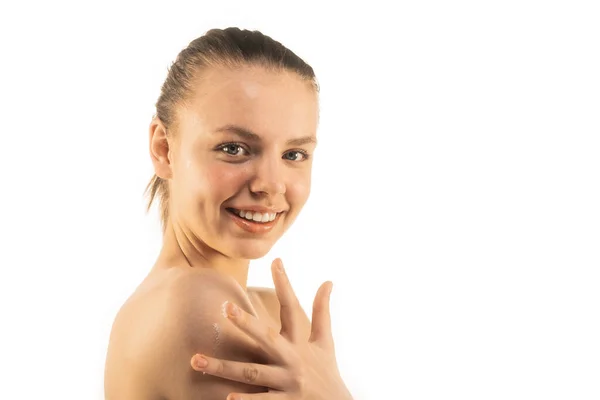 Mosolygós Lány Testápolót Tett Bőrére Bőrápolási Koncepció Bőrkezelés — Stock Fotó