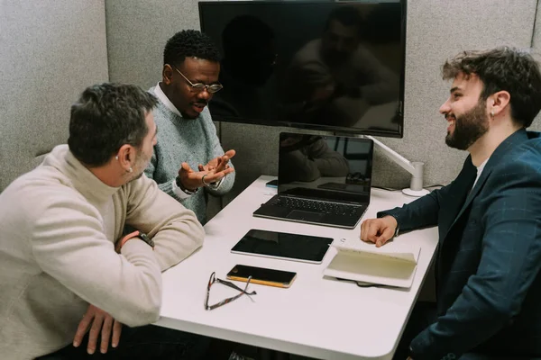 Photo Black Male Person Telling Fun Story His White Colleagues — Stock Photo, Image