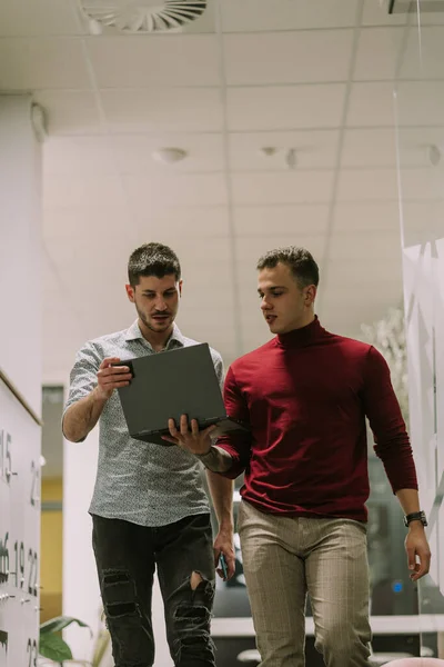 Dos Jóvenes Empresarios Creativos Caminando Por Oficina Discutiendo Llevan Una — Foto de Stock