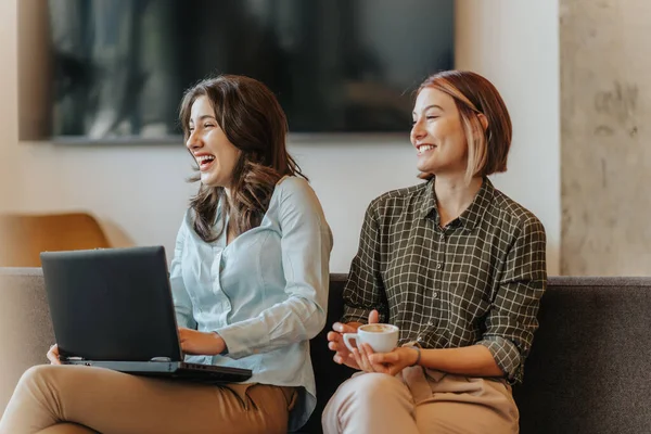 Mutlu Gülen Kadın Dizüstü Bilgisayarını Rahat Kanepesinde Birlikte Kullanıyorlar — Stok fotoğraf