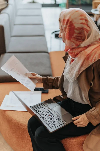 Uma Foto Uma Rapariga Negócios Muçulmana Usar Hijab Ler Documento — Fotografia de Stock