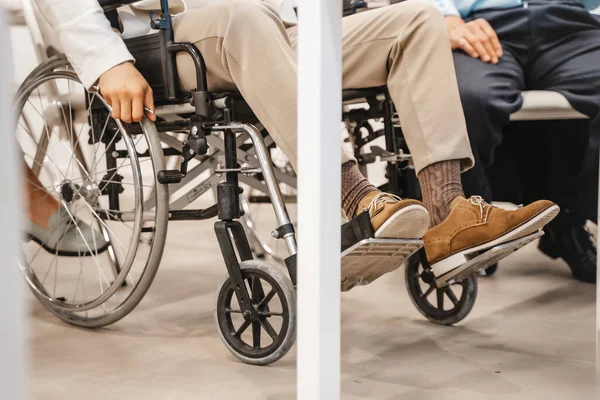 坐在轮椅上的时髦残疾男性雇员 — 图库照片