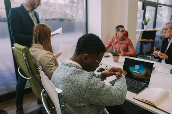 非洲裔美国商人和他的同事坐在写字台前 试图登录他的笔记本电脑 — 图库照片
