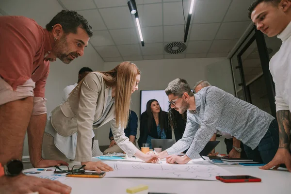 商业女性和商业男性在与同事站在谈判桌前勾画出商业计划时的亲密接触 — 图库照片
