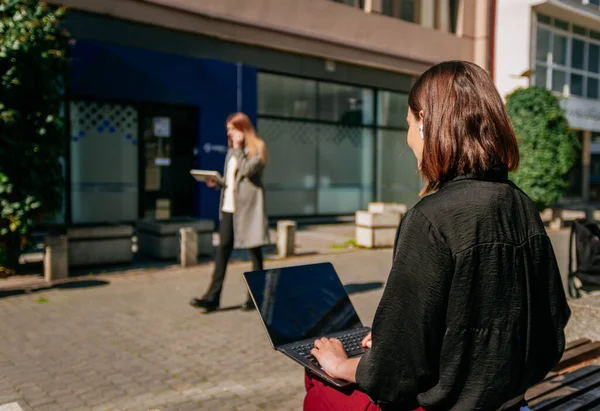 Kort Hår Affärskvinna Med Hörlurar Arbetar Sin Laptop Ute Staden — Stockfoto