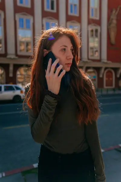 Menina Negócios Ruiva Bonita Falando Telefone Enquanto Olha Para Lado — Fotografia de Stock