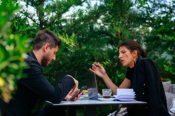 Couple Affaires Est Assis Dans Café Bar Par Une Journée — Photo