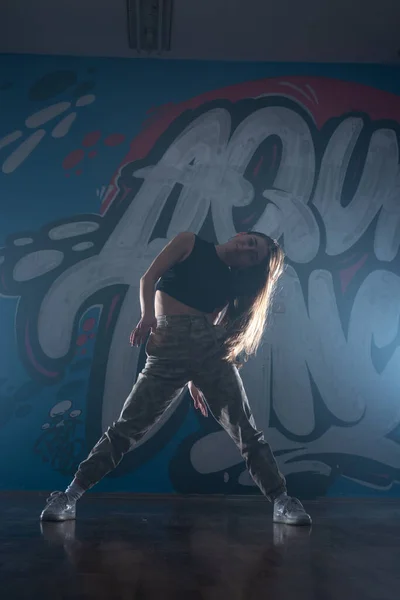 Karanlık Arka Planda Kadın Dansçı Duman Işıklar Sahne Düzeneği — Stok fotoğraf