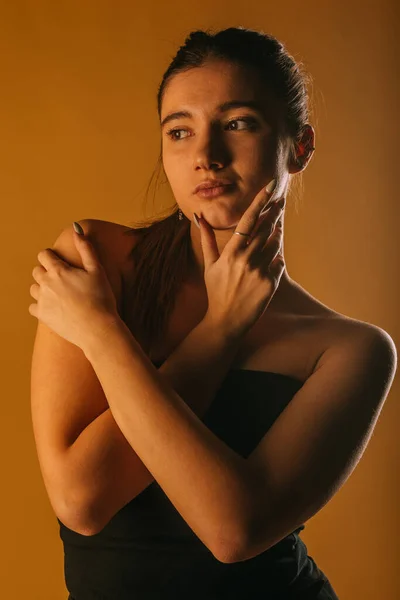Una Hermosa Adolescente Posando Estudio Sin Maquillaje Ella Toca Cara —  Fotos de Stock