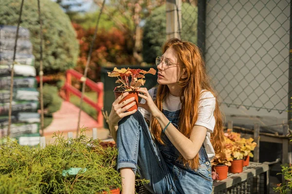 庭で新しい花の香り生姜庭の女の子のフロントビューショット — ストック写真