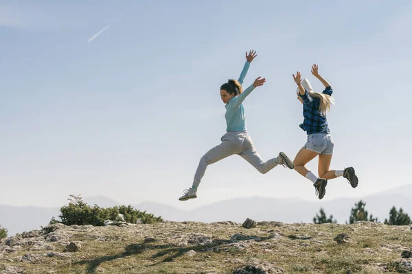 Las Excursionistas Divierten Cima Las Montañas Son Felices Saltan — Foto de Stock