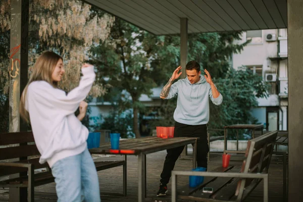 Друзья Веселятся Играя Пив Понг Деревянной Скамейке — стоковое фото