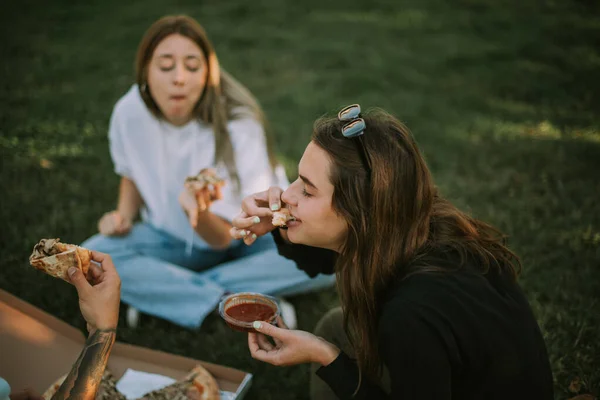 공원에 앉아서 친구들 피자를 소녀의 모습을 가까이 — 스톡 사진
