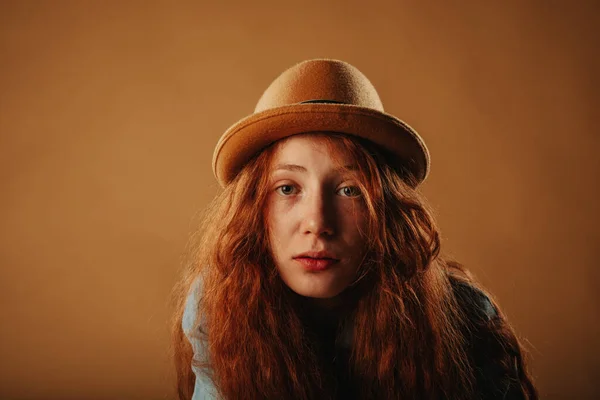 Close Beautiful Ginger Girl Posing Hat Her Head Photo Studio — Stock Photo, Image