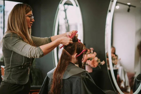 Hairstylist Bionda Prepara Taglio Capelli Dal Parrucchiere — Foto Stock