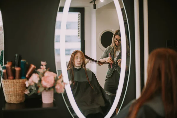 Beautiful Ginger Girl Getting Haircut While Sitting Looking Mirror Salon — Stock Photo, Image