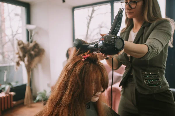 Zbliżenie Się Fryzjer Stojąc Cios Suszenie Jej Klienci Włosy Salon — Zdjęcie stockowe