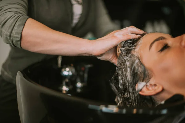 Gros Plan Coiffeur Shampooing Ses Clients Cheveux Sur Évier Lavage — Photo