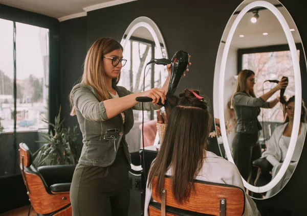 Hair Stylist Combing Her Brunette Client Hair — Stock Photo, Image