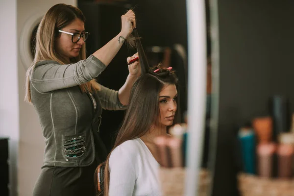 Saç Stilisti Esmer Müşteri Saçını Tarıyor — Stok fotoğraf