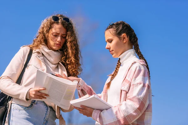 Duas Lindas Meninas Ensino Médio Lendo Livro Juntas Discutindo Isso — Fotografia de Stock
