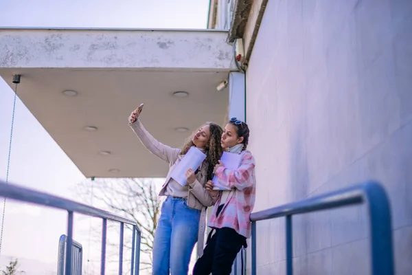 Krásné Školní Dívky Selfie Přestávce Školním Dvoře — Stock fotografie