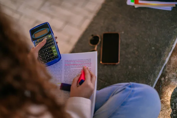 Nahaufnahme Eines Mädchens Das Hausaufgaben Schreibt Sie Hält Taschenrechner Der — Stockfoto