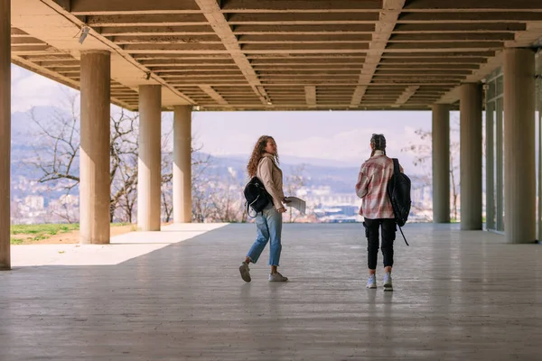 Duas Meninas Encantadoras Andando Quintal Escola Ter Uma Conversa Voltar — Fotografia de Stock