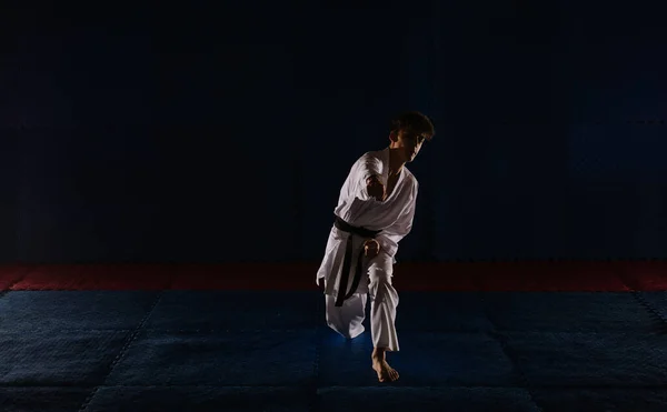 Silueta Joven Con Cinturón Negro Haciendo Poco Ejercicio Karate Estudio — Foto de Stock