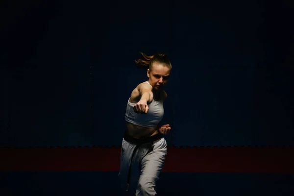 Zblízka Karate Dívka Dělá Tsuki Pózovat Karate Klubu — Stock fotografie