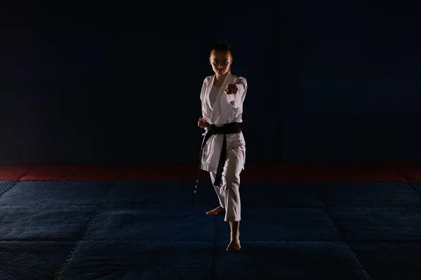 Silhuett Snygg Tonåring Karate Flicka Gör Tsuki Pose Karate Studio — Stockfoto