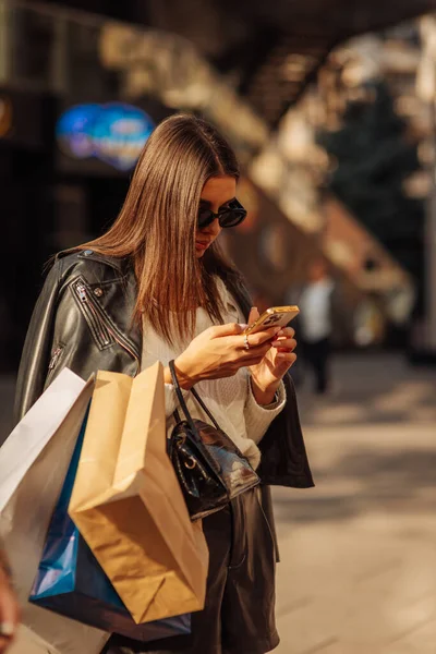 Leuke Vrouw Klaar Met Winkelen Staat Buiten Controleert Haar Telefoon — Stockfoto