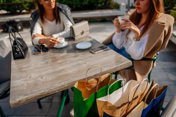 Chicas Tomando Café Después Compras Todo Día —  Fotos de Stock