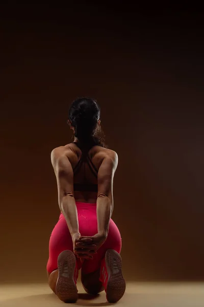 Sportif Bir Dişi Sporcu Kollarını Arkasından Uzatıyor — Stok fotoğraf