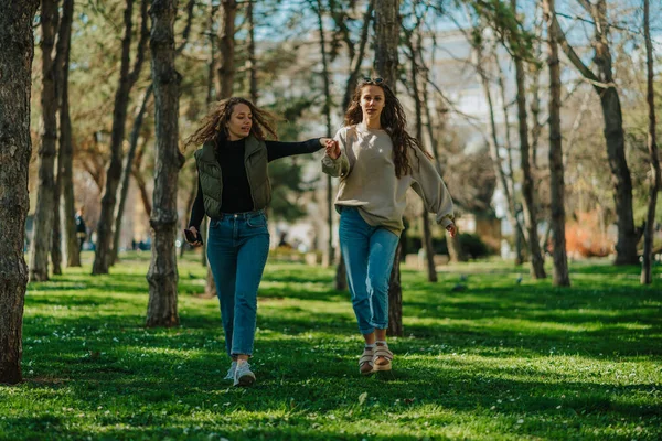 Две Счастливые Красивые Девушки Танцующие Время Прогулки Парку — стоковое фото