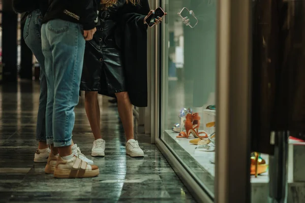 Mädchen Betrachten Schuhe Durch Schaufenster Einkaufszentrum — Stockfoto