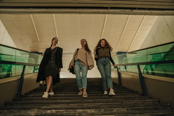 Largura Completa Vista Ángulo Bajo Tres Hermosas Chicas Caminando Abajo — Foto de Stock