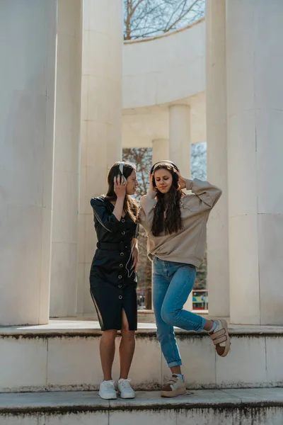 Zwei Mädchen Haben Spaß Freien Sie Hören Musik Über Kopfhörer — Stockfoto