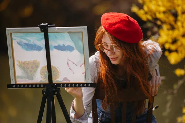 公園に座っている間 キャンバスに美しい女性の生姜画家の絵のクローズアップ — ストック写真