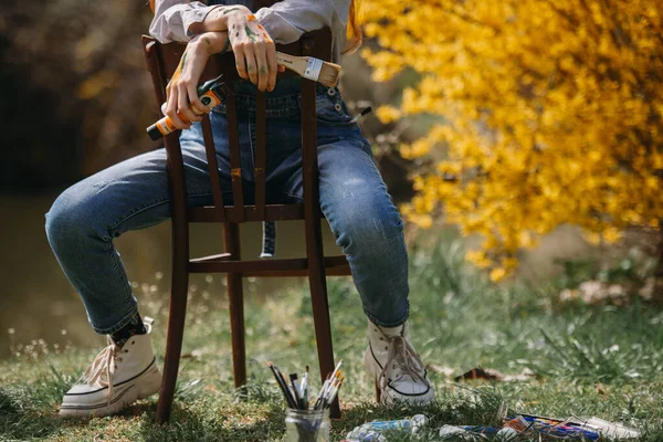 Detailní Záběr Krásné Barevné Malíř Sedí Dřevěné Židli Při Držení — Stock fotografie