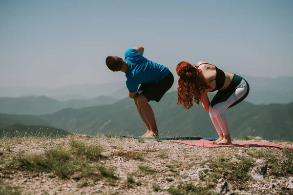 Primer Plano Los Socios Yoga Haciendo Algunas Poses Yoga Cima — Foto de Stock