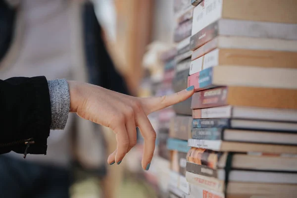 Primer Plano Chica Que Busca Libro Librería — Foto de Stock