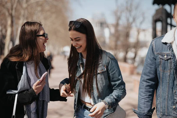 Close Two Beautiful Girl Laughing While Walking City Center — Stock Photo, Image