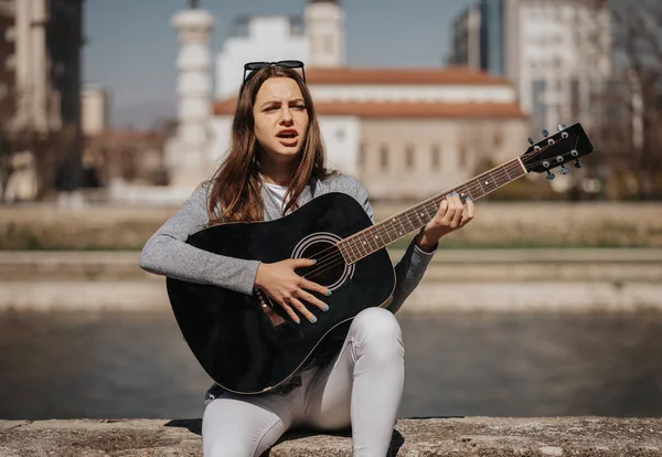 Menina Feliz Tocando Guitarra Cantando Para Povo Ela Está Sentada — Fotografia de Stock
