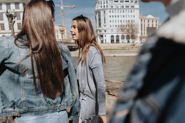 Close Bela Garota Morena Andando Com Seus Amigos Conversando Cidade — Fotografia de Stock