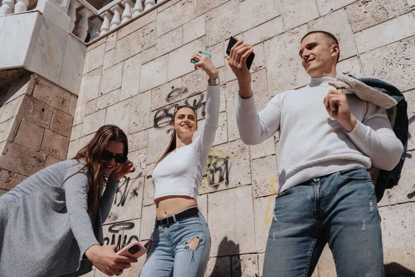 Groep Van Drie Vrienden Nemen Van Een Selfie Met Hun — Stockfoto