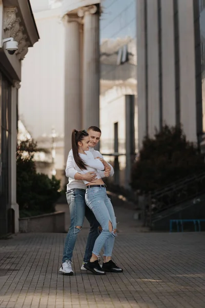 Şehirdeki Büyük Binaların Önünde Dans Edip Gülümseyen Güzel Bir Çift — Stok fotoğraf