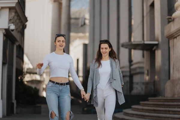 Δύο Γυναίκες Περπατούν Στο Δρόμο Κρατώντας Χέρια — Φωτογραφία Αρχείου